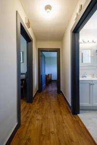 un corridoio vuoto con due porte e un lavandino di Comfortable and close in to MU and Downtown a Columbia