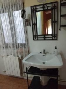 y baño con lavabo blanco y espejo. en Casa del Molinero en Río Mundo, Molino Pataslargas, en Cotillas