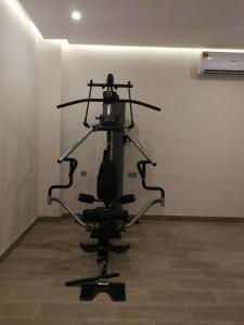 Fitnes oz. oprema za telovadbo v nastanitvi Infinity Juffair Suites