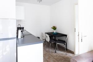 eine Küche mit einer schwarzen Arbeitsplatte und einem Tisch in der Unterkunft Villa Aida in Ahlbeck