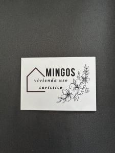 une étiquette blanche avec des fleurs sur un morceau de papier dans l'établissement Mingos, à Arzúa