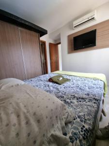 una camera da letto con un letto coperto di apto 323 Flat Veredas · Flat Hotel Veredas Rio Quente Hot Park a Rio Quente