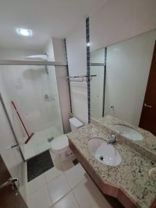 bagno con lavandino, doccia e servizi igienici di apto 323 Flat Veredas · Flat Hotel Veredas Rio Quente Hot Park a Rio Quente