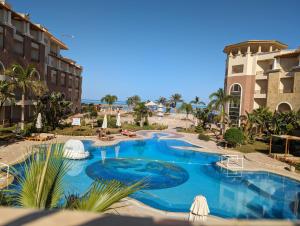 een uitzicht op een zwembad in een resort bij Apartment in Hurghada direkt am Strand Kite Surfing in Hurghada