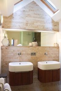 a bathroom with two sinks and a large mirror at Keizersgracht Centre in Amsterdam