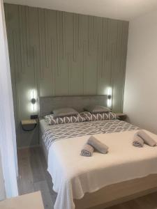 una camera con un letto con due cuscini sopra di A'marie Apartments SELF CHECK-IN a Zara (Zadar)