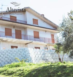 un edificio frente a una pared de piedra en AltaVista, en Ari