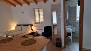 ein Wohnzimmer mit einem Bett und ein Badezimmer in der Unterkunft Depandance Garni Golf in Ascona