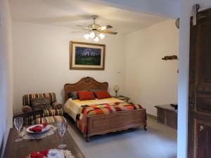 a bedroom with a bed and a couch and a table at Na trilha da ostra in Brumadinho