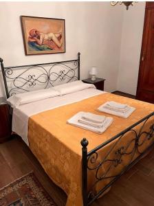 1 dormitorio con 1 cama con 2 toallas en La Casa di Orazio en Montecatini Val di Cecina