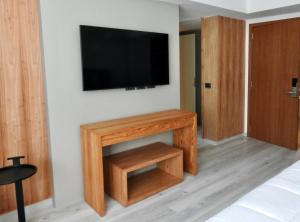 A television and/or entertainment centre at Ili Ili Hotel Boutique