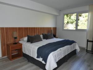 - une chambre avec un grand lit et une fenêtre dans l'établissement Ili Ili Hotel Boutique, à Mar del Plata