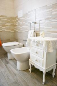 Baño blanco con aseo y lavamanos en AltaVista, en Ari