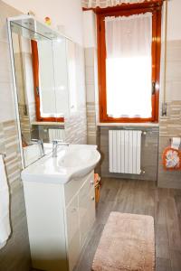 a bathroom with a sink and a mirror at AltaVista in Ari