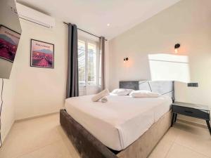 ein weißes Schlafzimmer mit einem Bett und einem Schreibtisch in der Unterkunft Cannes - Luxury Apartment straight La Croisette 6Pers in Cannes