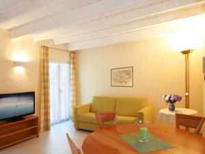 een woonkamer met een bank en een tafel bij Depandance Garni Golf in Ascona