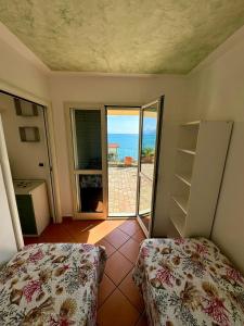 Habitación con cama y vistas al océano. en La Cycas, en Villammare