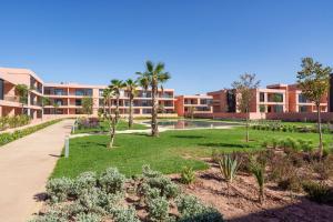 een appartementencomplex met een tuin voor een gebouw bij Belle vue, noria golf in Marrakesh