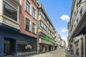 una calle vacía en una ciudad con edificios altos en Entourage Christinastraat, en Ostende 10 fotos más
