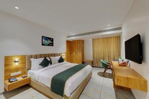 TV a/nebo společenská místnost v ubytování Comfort Inn Sapphire Chandkheda, Ahmedabad