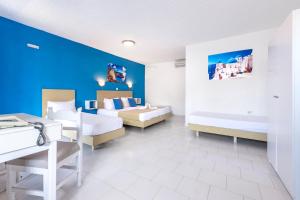 Postel nebo postele na pokoji v ubytování Bluu Bahari Hotel