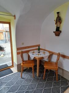 uma mesa e duas cadeiras num quarto em Stift Göttweigblick em Furth