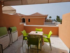 een patio met een tafel en stoelen op een balkon bij Tenerife Royal Gardens - Las Vistas TRG - Viviendas Vacacionales in Playa de las Americas