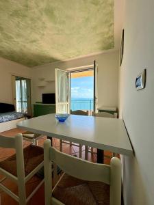 comedor con mesa y vistas al océano en La Cycas, en Villammare