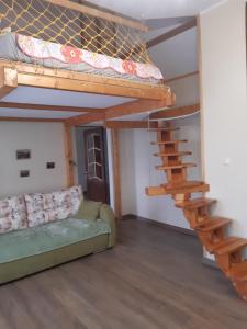 uma sala de estar com um sofá e um beliche em Апартаменти ''Комфорт'' em Kamianets-Podilskyi