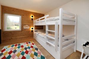 a bedroom with bunk beds in a room with a window at Gîte L'Echappée de 2 à 10 pers rénové à neuf in Xonrupt-Longemer