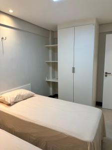 sypialnia z łóżkiem i szafą w obiekcie Manhattan Beach Aquiraz Riviera w mieście Aquiraz