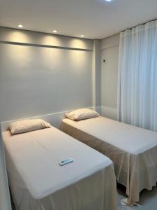 pokój z dwoma łóżkami i oknem w obiekcie Manhattan Beach Aquiraz Riviera w mieście Aquiraz