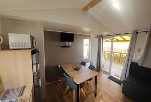 una piccola camera con tavolo e cucina con balcone di Les bords du Rhône a Condrieu