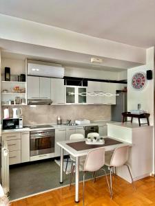 Una cocina o cocineta en Modern & Cozy