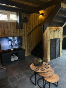 ein Wohnzimmer mit einem Tisch und einem TV in der Unterkunft gezellige cottage in zeeland in Sint-Annaland