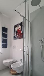 a bathroom with a shower and a toilet and a sink at Appartamento Nadia, bilocale nel verde a 5 minuti dal centro in Merano