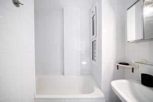 Koupelna v ubytování WeHostYou - Bel Appartement Roses, Margarida 43 + 9 fotografií