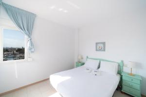 Postel nebo postele na pokoji v ubytování WeHostYou - Bel Appartement Roses, Margarida 43