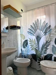 La salle de bains est pourvue de toilettes et d'un rideau de douche. dans l'établissement La casa di Jacopo a Fiumicino, à Maccarese