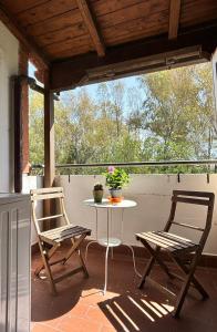 - une terrasse avec 2 chaises et une table dans l'établissement La casa di Jacopo a Fiumicino, à Maccarese