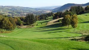 a view of a green golf course at Eldon Lea in Strathpeffer