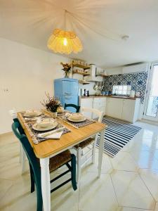 uma cozinha e sala de jantar com mesa e cadeiras em Casa Antonia - Brand-new flat in the old town em Conversano