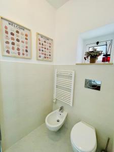 uma casa de banho com um WC e um lavatório em Casa Antonia - Brand-new flat in the old town em Conversano
