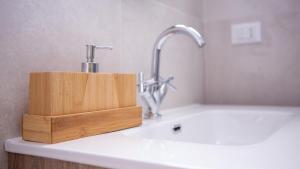 a kitchen counter with a sink with a faucet at Ars de mar in Martinsicuro