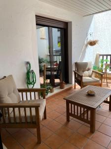 sala de estar con sillas y mesa en Precioso piso con piscina, en Salobreña