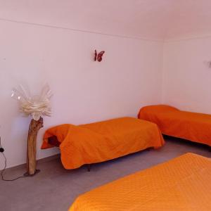 una camera con due letti e una farfalla sul muro di COSE PREZIOSE ad Azeglio