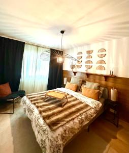 ein Schlafzimmer mit einem großen Bett in einem Zimmer in der Unterkunft Window on Crans Montana, Appartement avec vue sur les Alpes in Crans-Montana