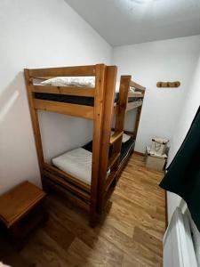 una habitación con tres literas en una habitación en Charmant Duplex pour 8 personnes avec piscine, en Besse-et-Saint-Anastaise 7 fotos más