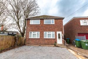 a brick house with a brick driveway at NEW - Central Modern Flat in Southampton, Sleeps 5, Free Off-Road Parking, Close to Hospital, Cruise terminal and Centre, Great for contractors, friends & families in Southampton