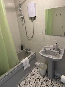 a bathroom with a sink and a bath tub and a sink at Rotherham,Meadowhall,Magna,Utilita Arena,with WIFi and Driveway in Kimberworth